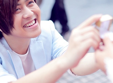 Wanbi Tuan Anh 'cau hon' rinh rang tren pho hinh anh