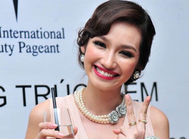 Truc Diem tuoi tan trong tiec mung chien thang hinh anh