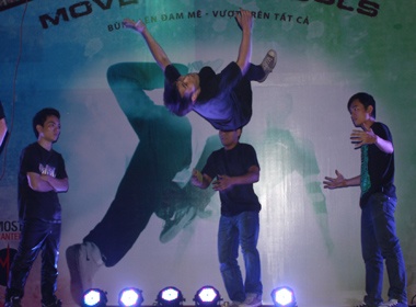 Clip cac nhom nhay hiphop khuay dong DH Phuong Dong hinh anh