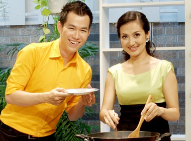 Ho Trung Dung 'lan vao bep' trong lan dau lam MC hinh anh