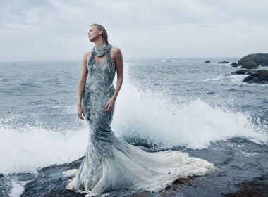 Charlize Theron khoe chan dai giua bien hinh anh
