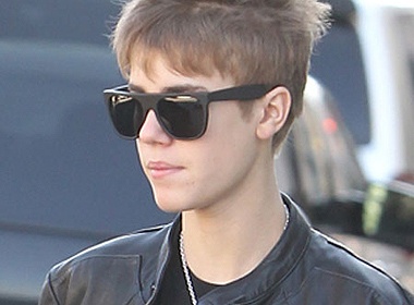 Justin Bieber me met xe do hinh anh