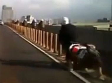 Video tai nan moto nhu choi Super Mario hinh anh