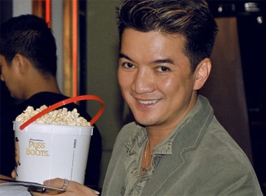 Mr Dam xep hang mua ve xem phim hinh anh