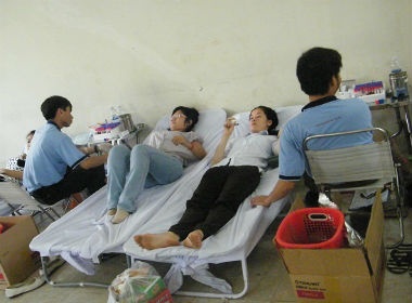 Hang ngan sinh vien tham gia hien mau nhan dao hinh anh