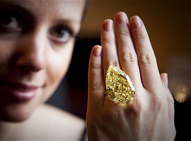 Vien kim cuong mau vang lon nhat the gioi duoc ban gia ky luc hinh anh