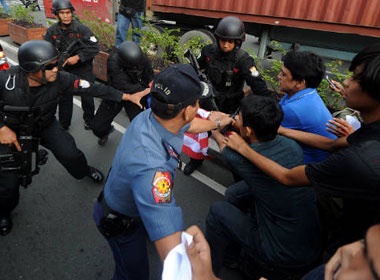 Doan xe cua ngoai truong My bi nem trung o Philippines hinh anh