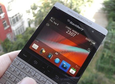 Clip 'mo hop' dien thoai sieu sang BlackBerry hinh anh