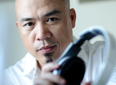 Nhac si Huy Tuan ngoi chung ban voi Thanh Loc hinh anh