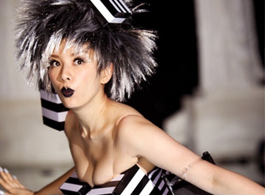 Huynh Dich khoe ve ma quai tren san khau hinh anh