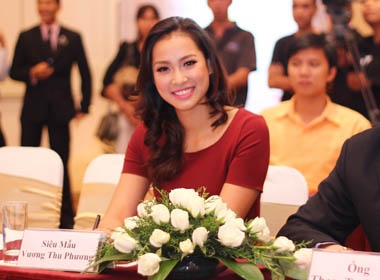 Vuong Thu Phuong tu tin ngoi ghe giam khao hinh anh