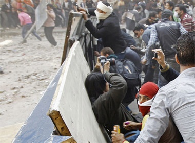 35 nguoi chet vi bao dong, chinh phu Ai Cap tu chuc hinh anh