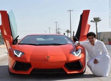 'Thieu gia' A-rap chi tien ti dat truoc Lamborghini Aventador hinh anh