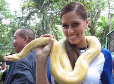 Nguoi dep Hoa hau Trai Dat vac tran khong lo tren co hinh anh