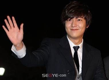 Lee Min Ho khoe mat 'beo u' tren tham do Rong Xanh hinh anh