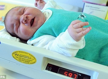 Me nang 240 kg sinh con nang 6 kg hinh anh