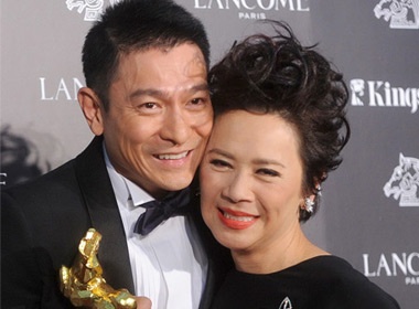 Luu Duc Hoa quy goi tren san khau giai Kim Ma hinh anh