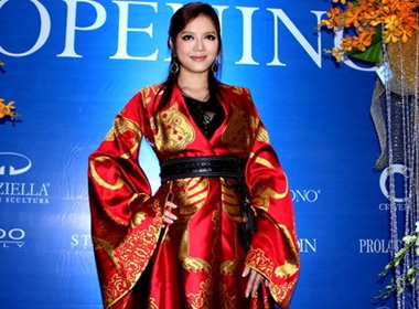 Ly Nha Ky dien vay gan ty dong cua Alexander McQueen hinh anh