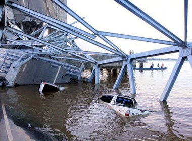 Sap cau lam 10 nguoi chet o Indonesia hinh anh