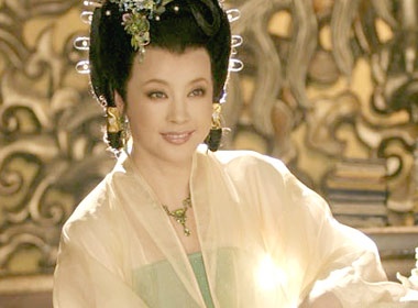 Luu Hieu Khanh tu tin dien canh nong hinh anh