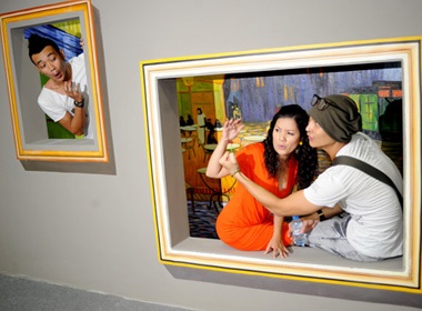 Ngoc Trinh 'Mui ngo gai' vui nhon voi tranh 3D hinh anh