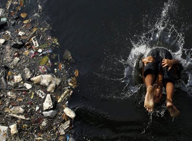 Xot xa tre em o nhung vung dat o nhiem nhat hanh tinh hinh anh