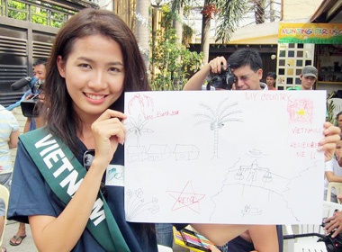 Phan Thi Mo tham gia trong cay va ve tranh hinh anh