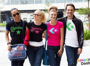 Giang sinh xuong pho cung Converse chi 151.000 dong hinh anh