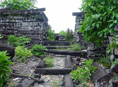 Bi an dang sau thanh pho da co Nan Madol hinh anh