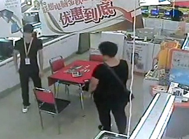 Clip vu trom may tinh bang roi nhet vao mong trot lot hinh anh