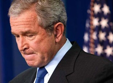 Cuu Tong thong Bush them mot lan bi yeu cau bat giu hinh anh