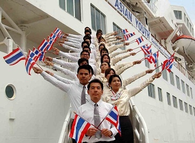 Ve dep thanh nien Dong Nam A trong le don tau thanh nien hinh anh