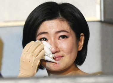 Selina khoc trong liveshow cua Hebe hinh anh