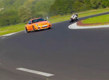 Video 'chien binh' BMW S1000RR do suc voi Porsche hinh anh