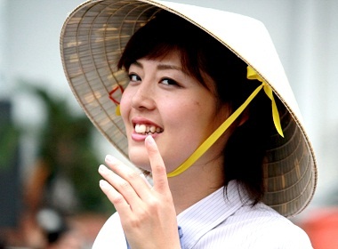 Ngam can canh ve dep thieu nu trong le tien tau thanh nien hinh anh