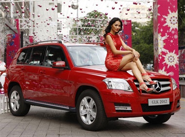 Huong Giang goi cam ben xe Mercedes mua Giang sinh hinh anh