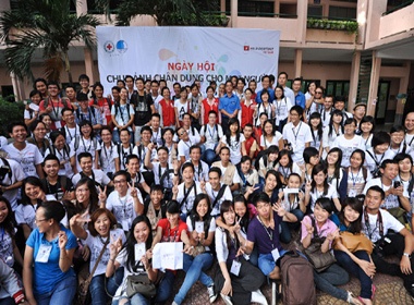 Soi dong ngay hoi chup anh chan dung o Sai Gon hinh anh