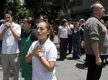 Dong dat manh lam rung chuyen Mexico hinh anh