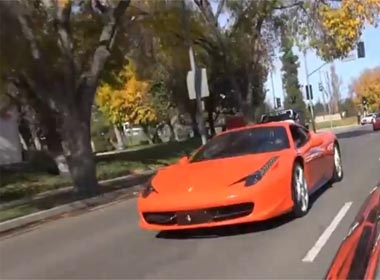 Video sieu xe Ferrari 458 Italia mau cam ‘ong a’ hinh anh