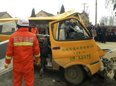 15 hoc sinh Trung Quoc thiet mang vi tai nan xe bus hinh anh