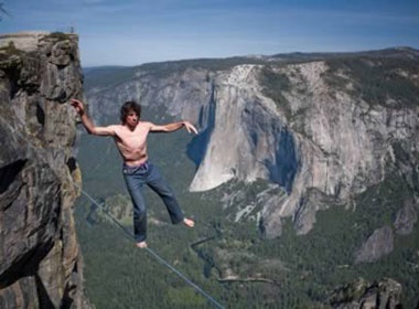 Nhung man bieu dien di tren day ron toc gay hinh anh