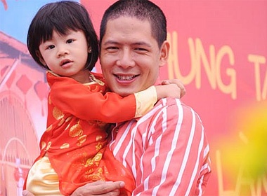 Con gai Binh Minh tung tang ao dai do hinh anh