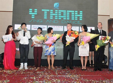 My Tam tang hoa cho Y Thanh trong buoi ra mat album hinh anh