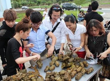 Viet Trinh, Siu Black nau banh tet cuoi nam hinh anh