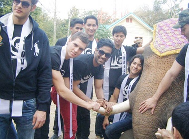 Quy ong Mister International 2011 tinh nghich voi voi hinh anh
