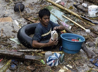 Bao lon gay lu quet, 440 nguoi Philippines chet khi dang ngu hinh anh