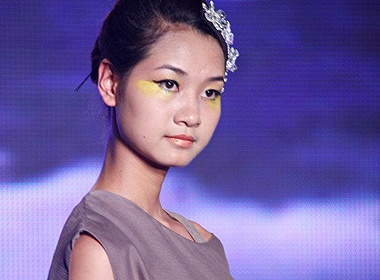 Duong Dung khoe anh luu dien o Anh hinh anh