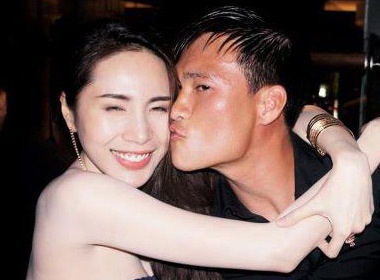 Lo anh Cong Vinh hon Thuy Tien hinh anh