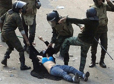 Phu nu Ai Cap do xuong duong ung ho co gai bi bao hanh hinh anh