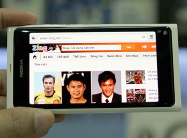 Nokia N9 trang ve Viet Nam voi gia gan 15 trieu dong hinh anh